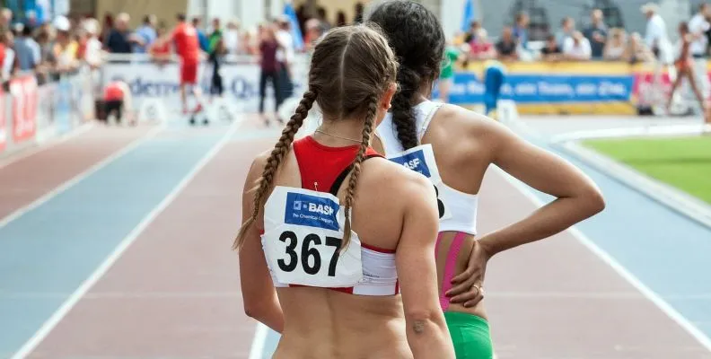 dve-atleticarke-na-stazi