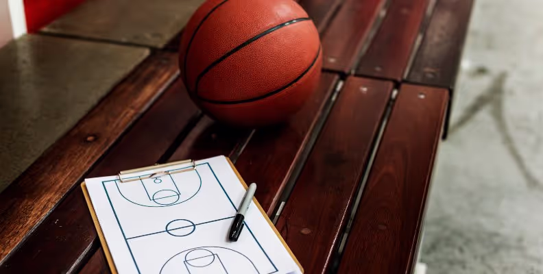 kosarkaska-lopta-i-tabla-za-crtanje