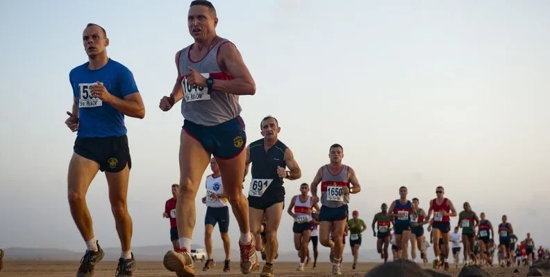 muskarci-trce-kroz-prirodu