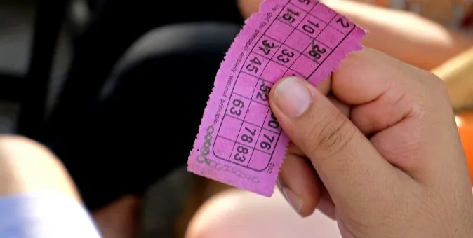 desna-saka-drzi-papiric-sa-brojevima