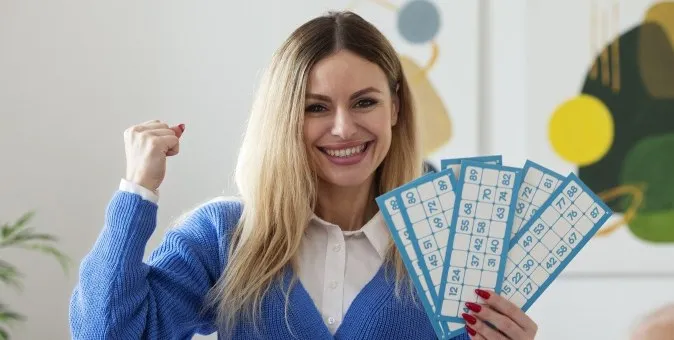 devojka-se-smeje-drzeci-papire