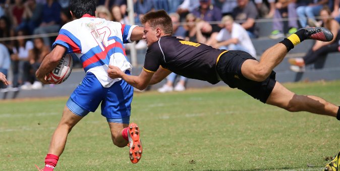 igrac-bezi-drugom-igracu-ragbi