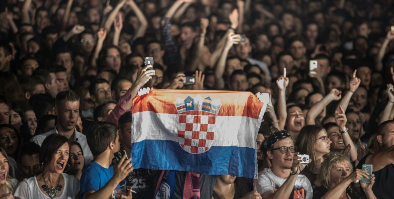 hrvatski-navijaci-zastava-sa-svjetskog-prvenstva-u-nogometu